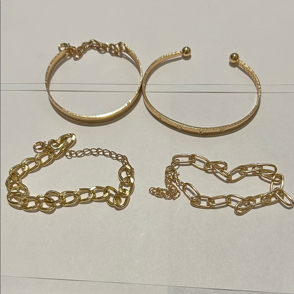 Costume jewelry - 4 pieces-gold colored filigree